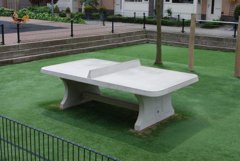 Betonnen pingpongtafel met afgeronde hoeken in naturelkleur