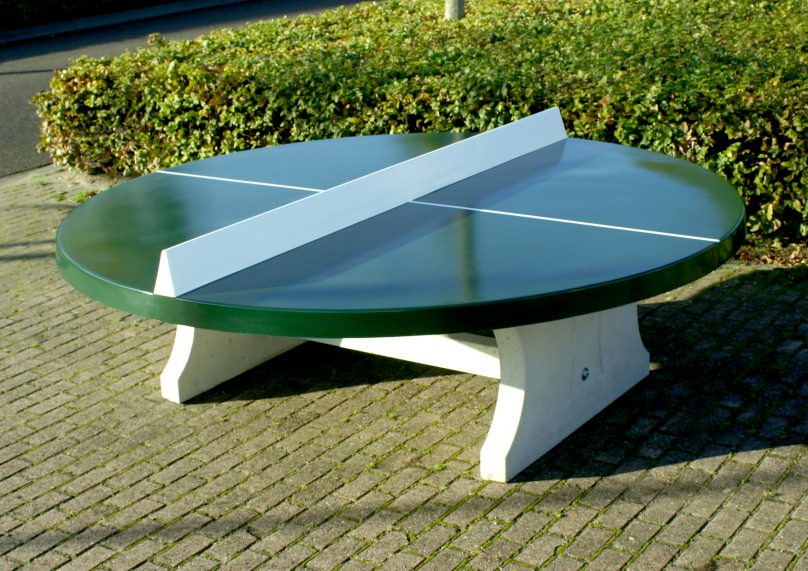 Betonnen pingpongtafel rond groen