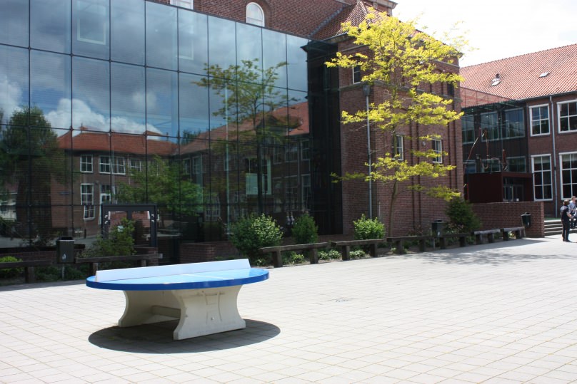 Ronde pingpongtafel op schoolplein