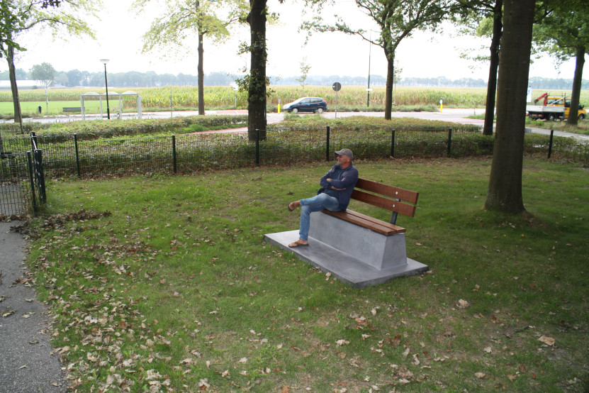 Banc DeLuxe en béton anthracite, avec plaque de fond et dossier