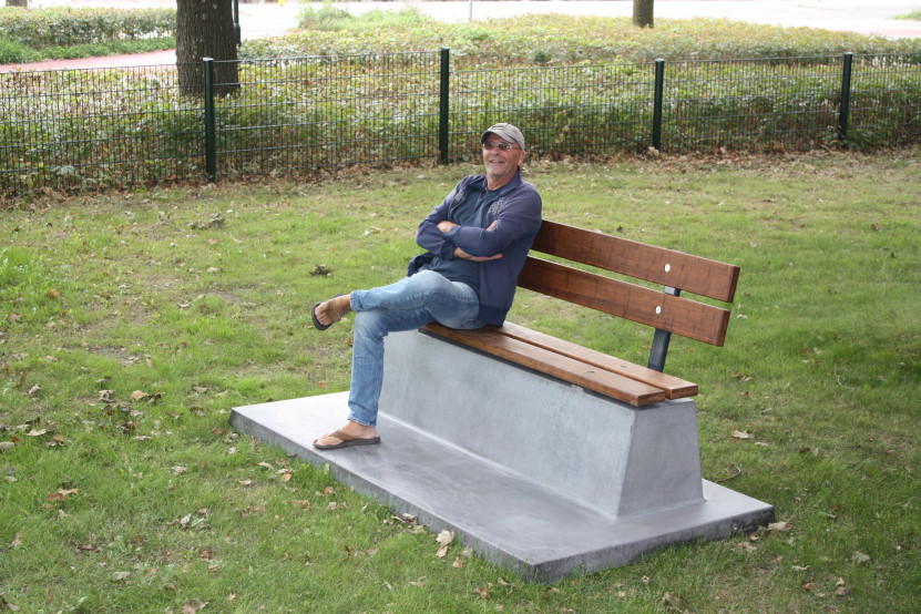 Banc DeLuxe en béton anthracite, avec plaque de fond et dossier