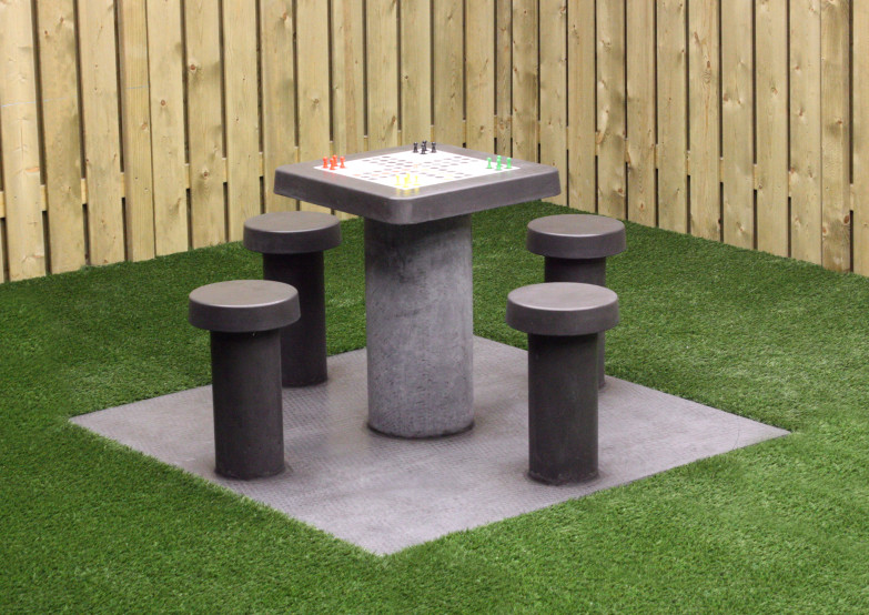Table de jeu ‘Les petits chevaux‘ en béton anthracite