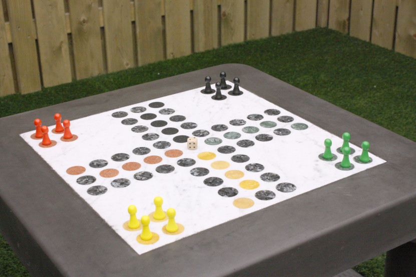 Table de jeu ‘Les petits chevaux‘ en béton anthracite