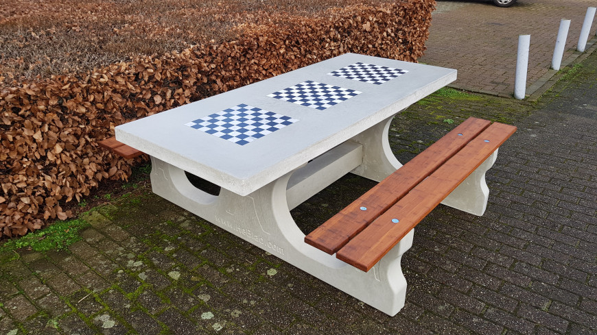 Table de jeux en béton naturel avec 3 échiquiers