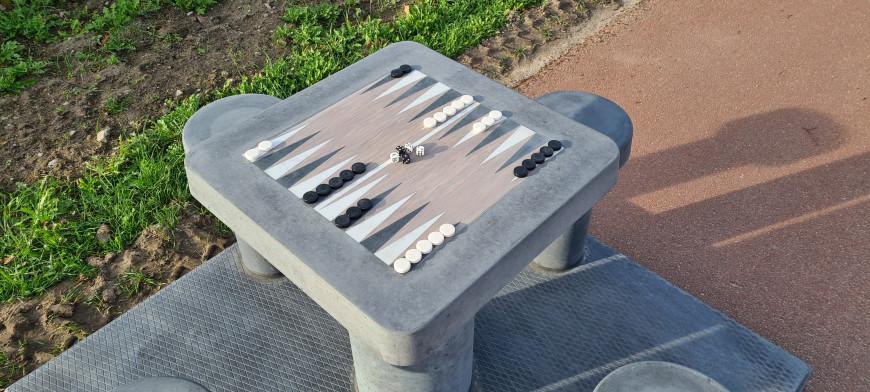 Table backgammon en béton anthracite 4 personnes