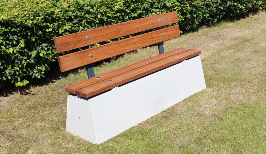 Banc en béton et élements en bambou