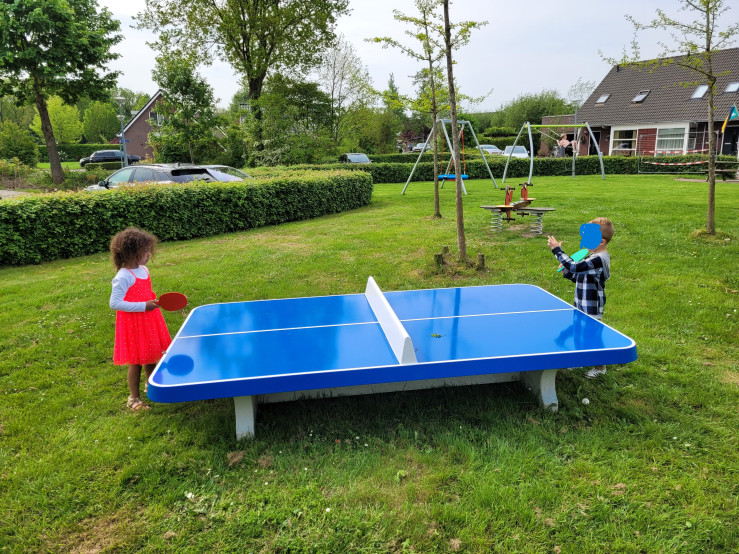Table de ping pong basse bleu, angles arrondis