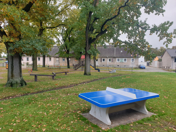 Table de ping-pong bleue, angles arrondies