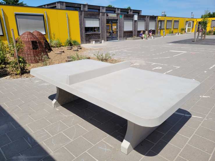 Table de ping-pong en béton naturel arrondie