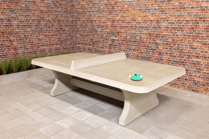 Table de ping-pong en béton naturel arrondie