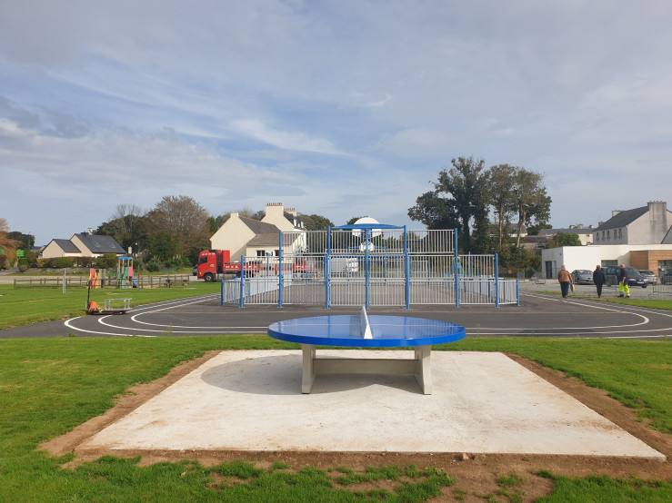 Table de ping-pong bleue ronde