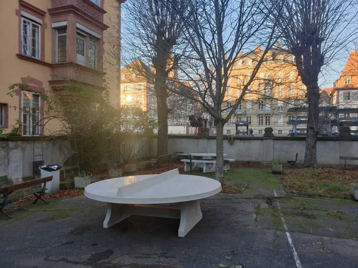Table de ping-pong ronde en béton naturel