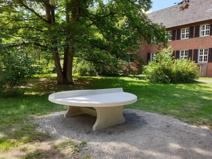 Table de ping-pong ronde en béton naturel