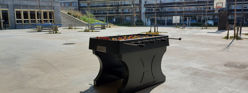 Baby-foot et tables de ping-pong dans la cour de récréation