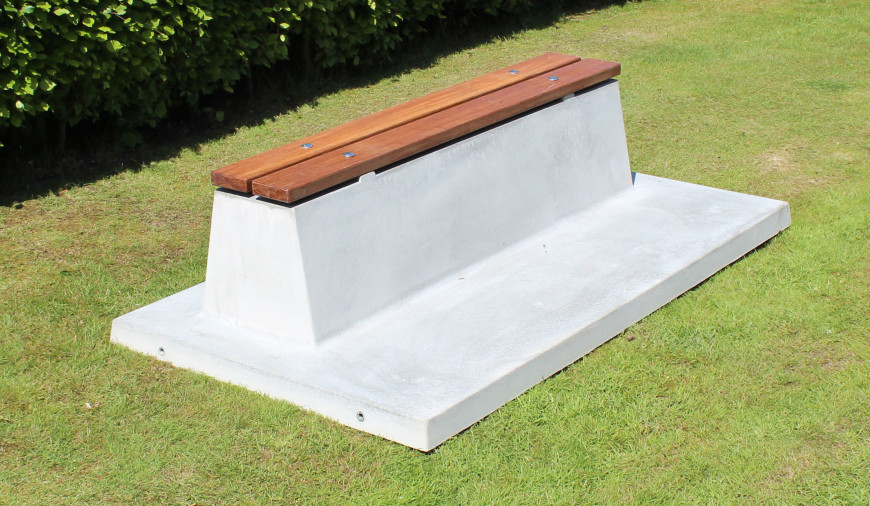 Ce banc est en béton naturel avec la assise en bambou