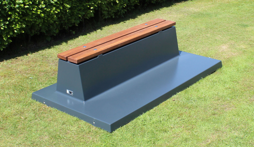 Bancs en béton avec assise en bambou, en couleur anthracite