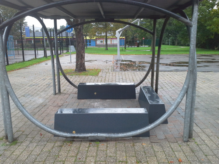 Banc en béton, laqué en anthracite noir