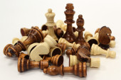 Ensemble de 32 pièces du jeu d‘échec. 2 x 16 pièces en blanch et en brun
