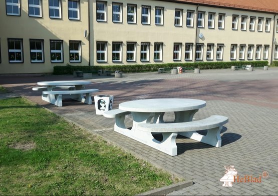 Ovale picknicktafel op het schoolplein