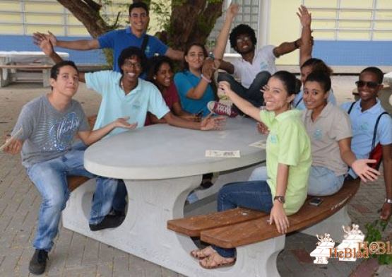 Scholieren op Curacao happy met HeBlad ovale picknicktafel