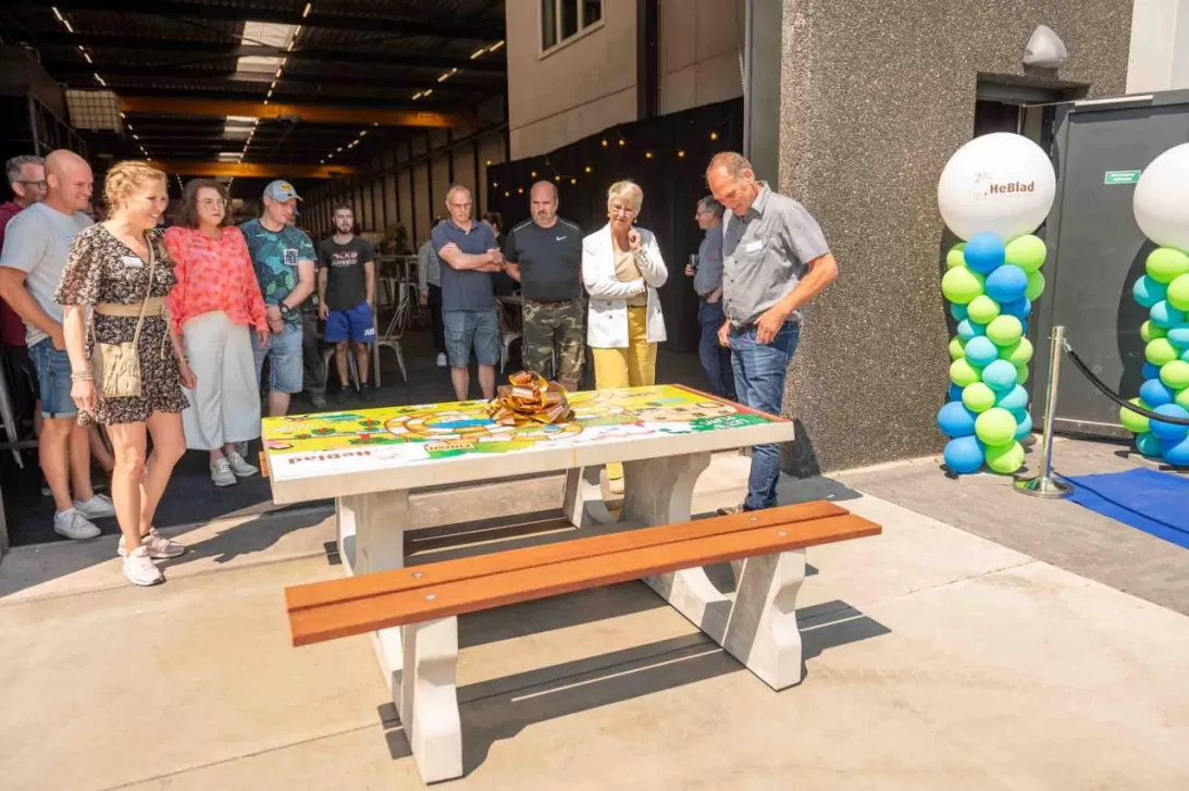 Opening nieuw pand HeBlad betonnen picknicksets en tafeltennistafels